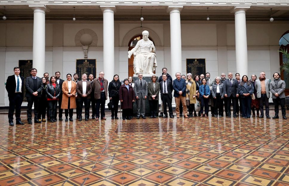 La Universidad de Chile firmó un acuerdo de cooperación con el Plan en 2024, para desarrollar de manera colaborativa iniciativas académicas de docencia, investigación y extensión, así como asistencia técnica en los casos en que ésta sea requerida.